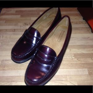 BASS WAYFARER size 9M dark burgundy penny loafers.